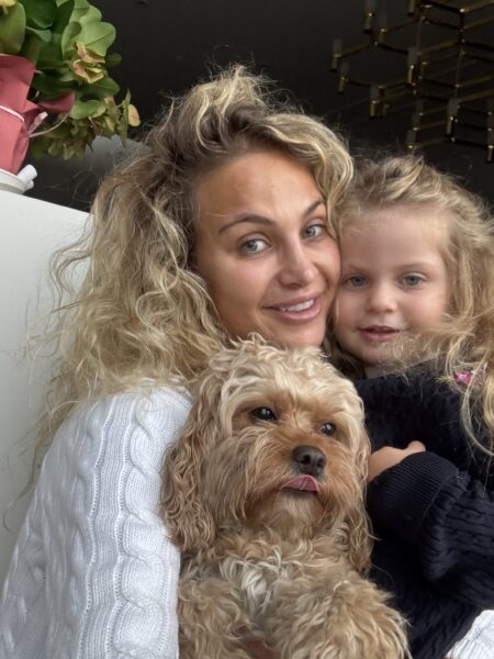 Hanna Żudziewicz z córką Różą i psem Hachim – rodzinna chwila pełna bliskości i przyjaźni z pupilem