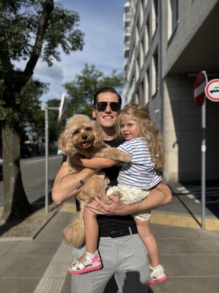 Hanna Żudziewicz z rodziną i psem Hachim – przyjaźń dziecka i psa